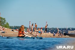 Югорчане играют на пляжах в алтимат-фрисби