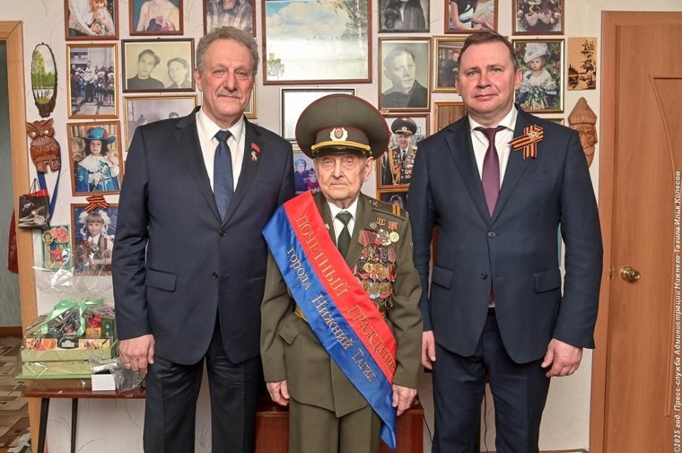 Глава Нижнего Тагила вместе с представителем гордумы и ветераном