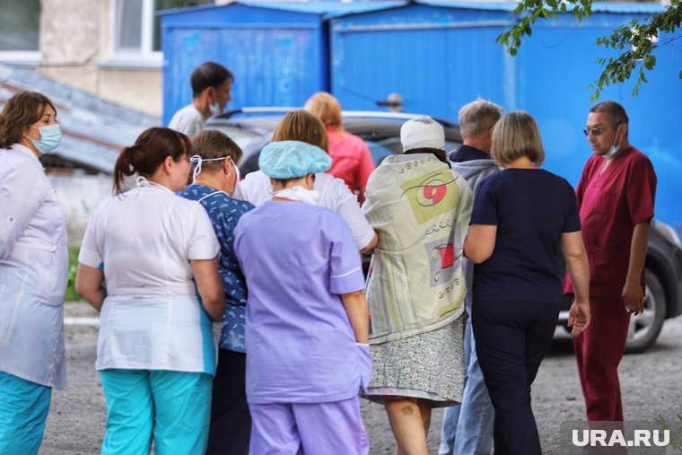 Возле учреждения скопилась огромная толпа из пациентов (архивное фото)