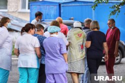 Возле учреждения скопилась огромная толпа из пациентов (архивное фото)