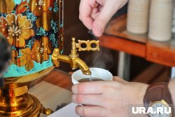 Жители курганского села на выборах поют, играют на гармошке и пьют чай из самовара