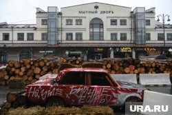 В прошлом году трассу сделали из бревен и старой машины