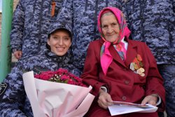 Личный парад Росгвардия устроила для 94-летнего ветерана Сании Хасановой