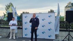 Губернатор Руслан Кухарук выпустил в Иртыш мальков краснокнижного осетра