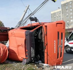 «КамАЗ» снес электрический столб 
