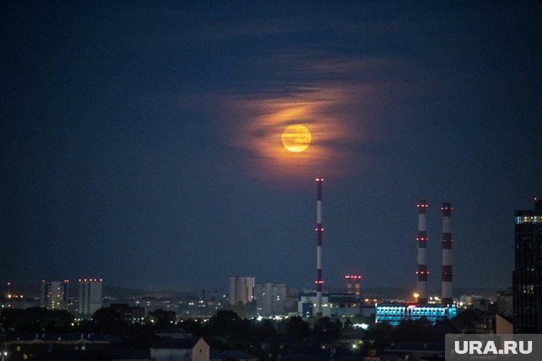 Пермяки вновь смогут увидеть гигантскую Луну в сентябре, октябре и ноябре этого года