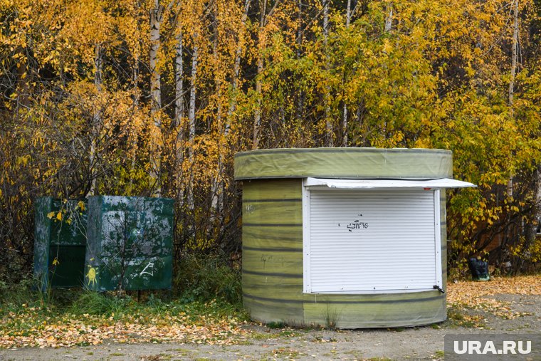 После сноса киосков вблизи жилых домов остались основания от них