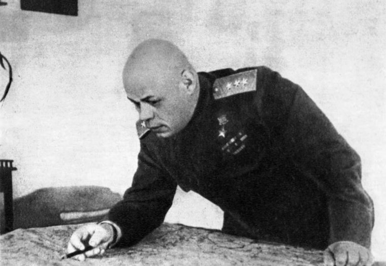 Командующий 3-й гвардейской танковой армии генерал-полковник Павел Семенович Рыбалко у карты