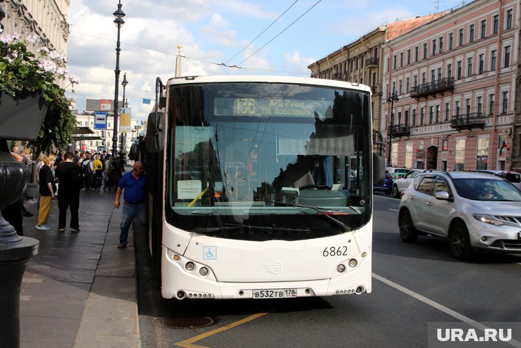 В Санкт-Петербурге мужчина, прикинувшись контролером, оштрафовал пассажирку автобуса на 3500 рублей