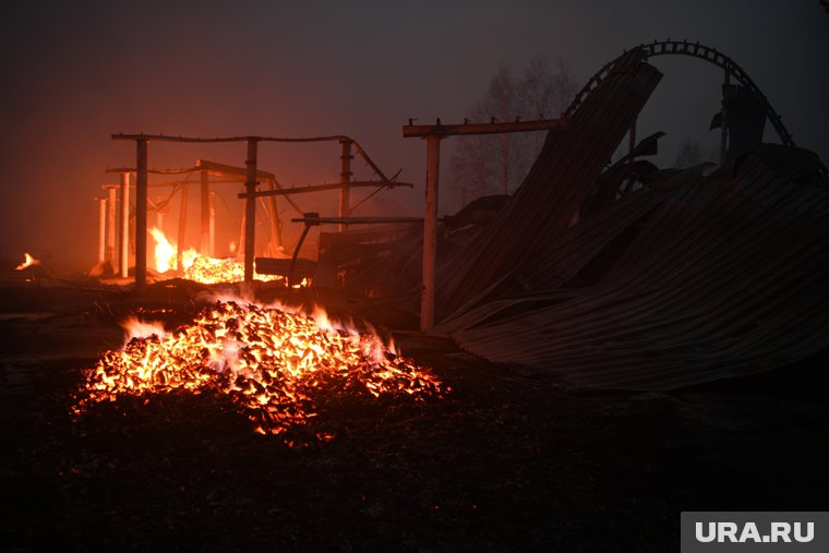Производственные площади охвачены огнем