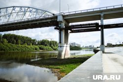 Камни и песок вымывает на нижний ярус набережной под мостом Челюскинцев