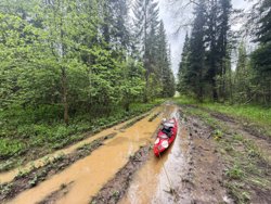 Периодически Олег тащит каяк волоком от реки к реке