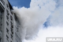 Пожарные вывели мужчину из горящей квартиры (архивное фото)