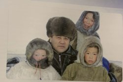 Экс-председатель Заксобрания ЯНАО Сергей Харючи с воспитанниками школы-интерната 