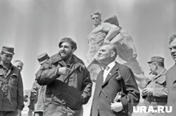 Скульптор Вучетич (на фото справа) общается с Фиделем Кастро