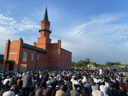 Сотни верующих отметили Курбан-байрам в Соборной мечети