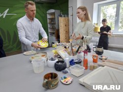 Валентина Пятковская знакомит Антона Рыжего с нюансами гончарного ремесла