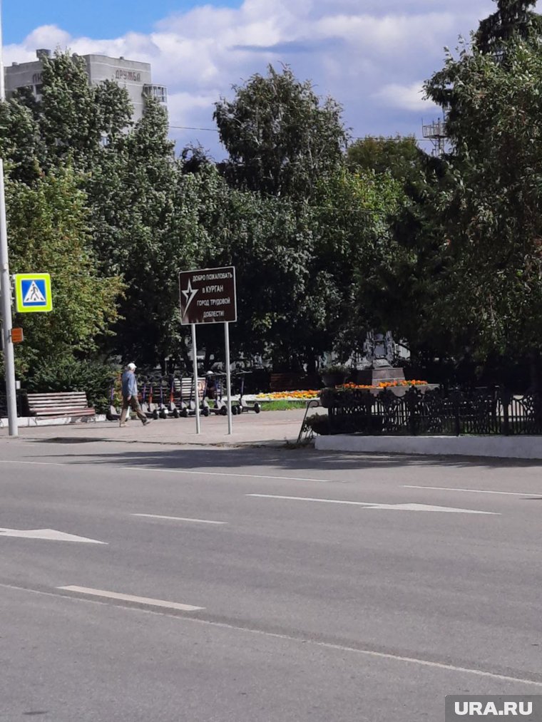 Так выглядит знак у вокзала в Кургане