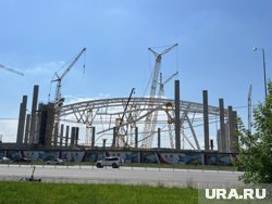 На строящемся стадионе в Челябинске, где рухнули перекрытия, продолжают работать. Фото, видео