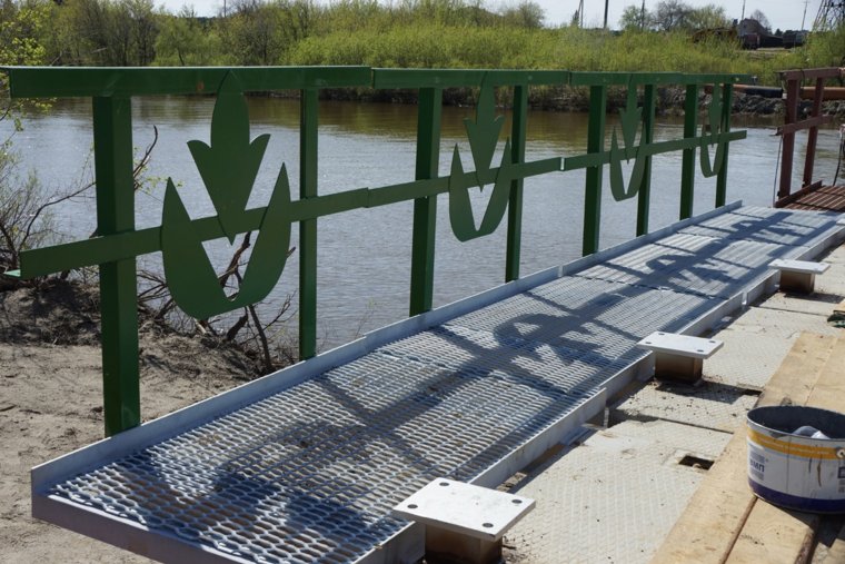 На строящемся мосту через реку Тобол делают пешеходные зоны