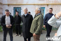 Валерий Гартунг (в центре) пообщался с жителями поселка