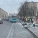 Автобус протаранил остановку в Петербурге: что известно к этому часу