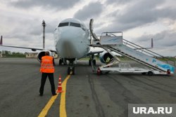 Проводится осмотр самолета и его техническое состояние