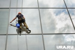 Предварительно сообщается, что парень работал в бригаде из Екатеринбурга