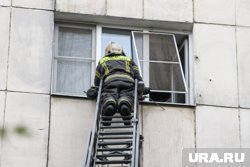 Пожарные спасли мужчину с помощью автолестницы