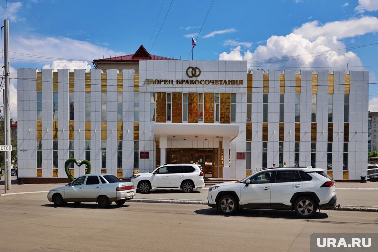 В Кургане возле здания ЗАГСа был арт-объект на стене дома