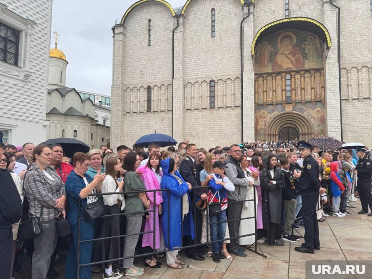 Перед церемонией моросил дождь, а после боя курантов начался ливень