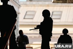 К зданию администрации стягивают военную технику