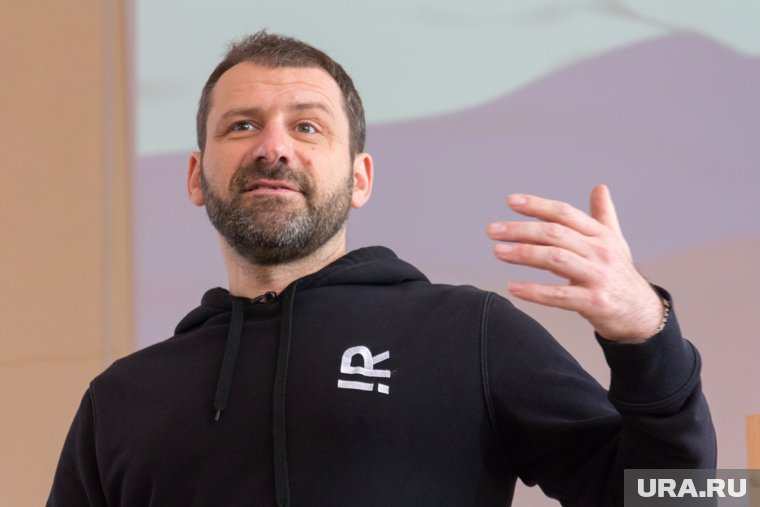 Бизнесмен выкупил права на песню, чтобы удалить