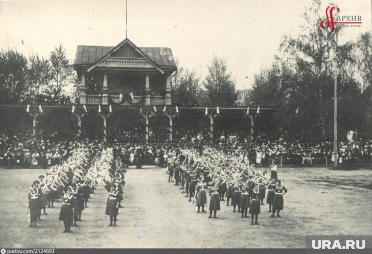 До 1925 года площадку называли «Стадион „Яхт?клуба“».