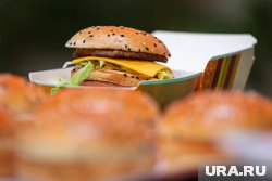 Сеть «Вкусно — и точка» прокомментировала жалобу клиента, который оставил отзыв на «2ГИС»
