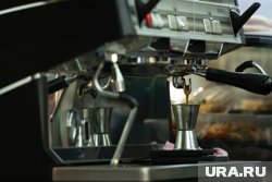На 6 сотках расположена кофейня, жилой дом и несколько магазинов