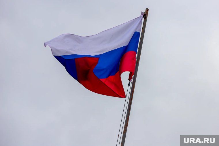 Флаг был изорван практически наполовину