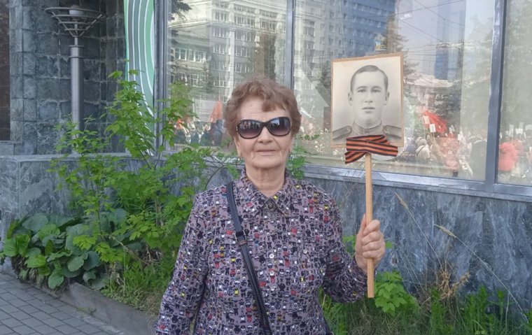 Женщина хранит память о дяде, погибшем на фронте в 1945 году