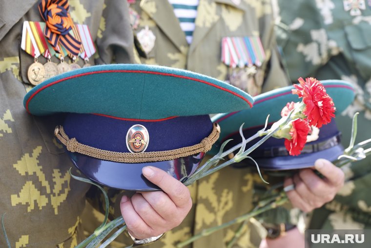 Курганские власти поздравили пограничников