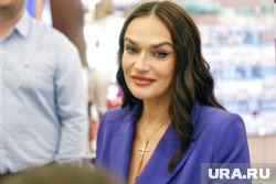 Алена Водонаева встретила Микки Рурка у книжного магазина