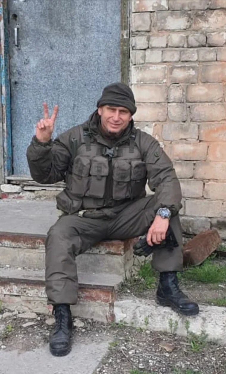 На лице — усталость, за плечами — годы боевого опыта и десятки операций