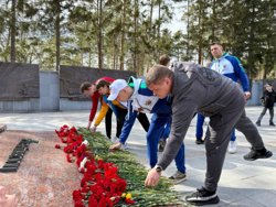 Сотрудники Свердловской Федерации бокса возложили цветы к Широкореченскому мемориалу