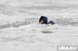 Спасатели продолжают поиски ребенка, утонувшего зимой в Сургуте