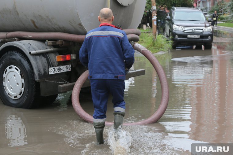 В Кетовском округе начали откачивать воду (архивное фото)