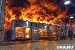 В Краснодаре горит здание бывшего завода