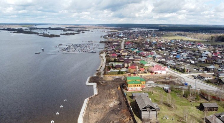 В настоящее время подрядная организация ведет берегоукрепительные работы