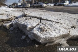 На дороге в Салехарде образовались бугры из нечистот (фото из архива)