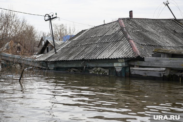 Дом рухнул в Иртыш (архивное фото) 