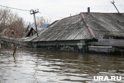 Дом рухнул в Иртыш (архивное фото) 