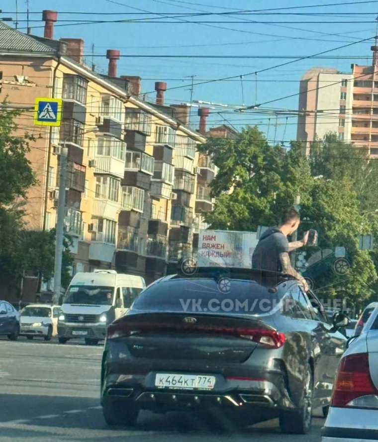 На перекрестке проспекта Ленина и улицы Энгельса пассажир авто Киа устроил опасную фотосессию